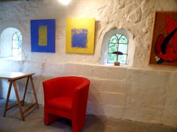 Galerie mit rotem Sessel